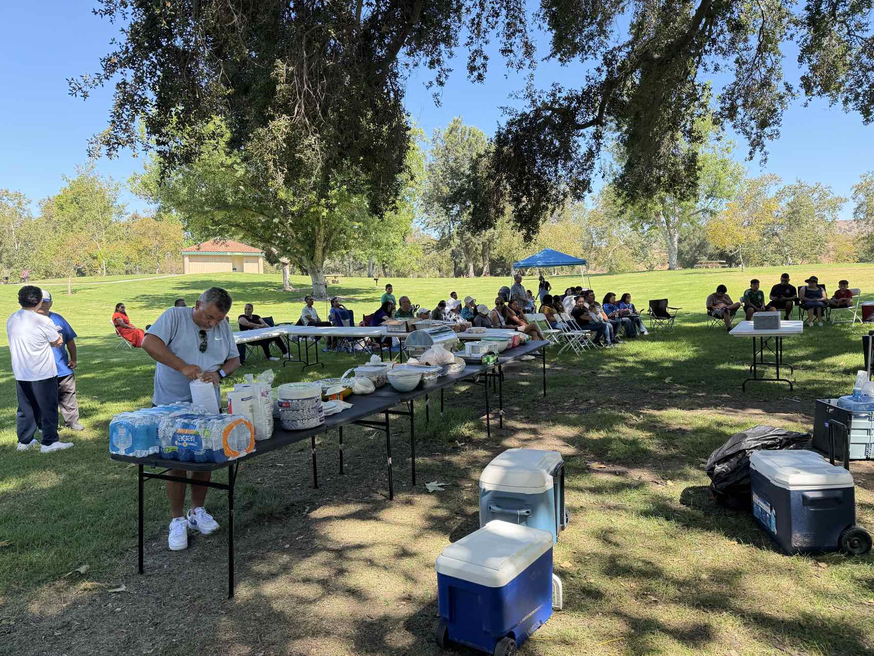 Familias de la iglesia reunidas para un día de parque en Irvine Regional Park